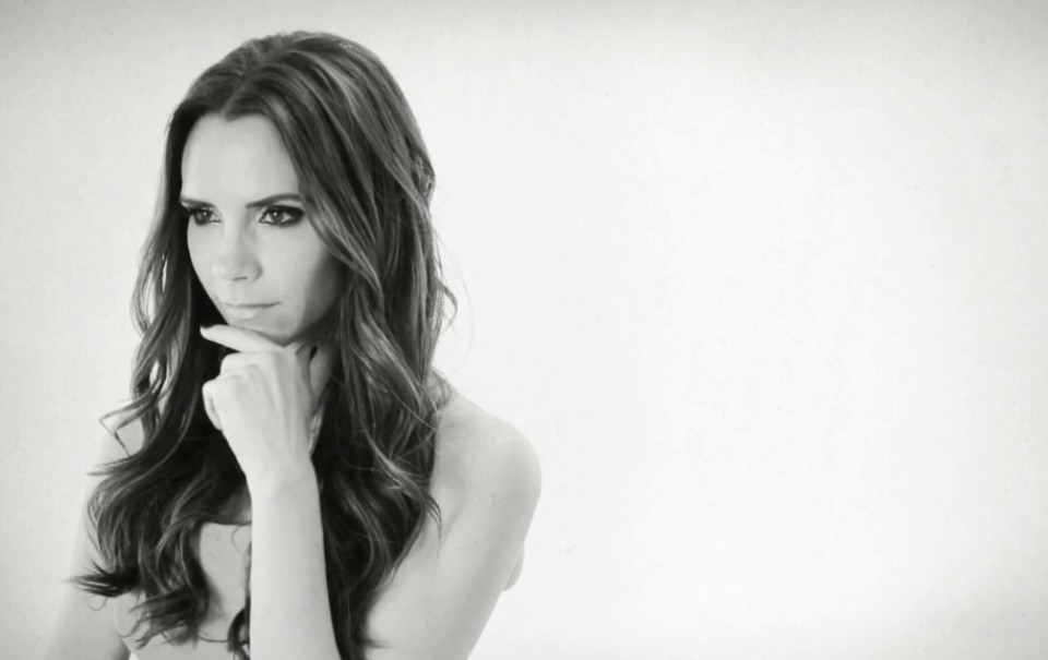 black-and-white-wallpaper-victoria-beckham-02-1024x576