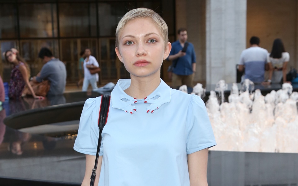 h-tavi-gevinson-μας-ξεναγεί-στην-ντουλάπα-της-2097174