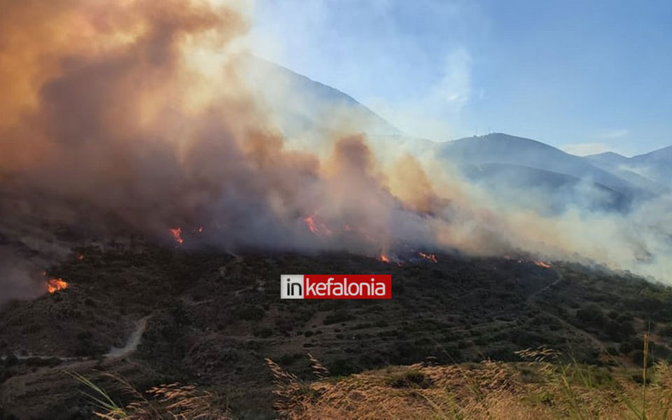 mainetai-i-fotia-stin-kefalonia-ekkenothikan-dyo-oikismoi0