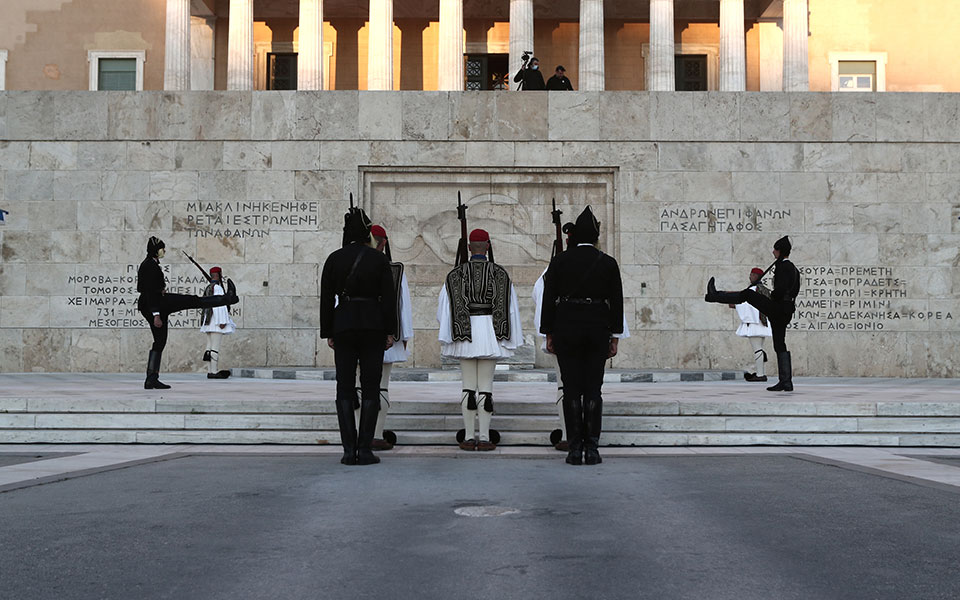 Γενοκτονία Ποντίων: Αλλαγή φρουράς με Πόντιους Εύζωνες στον Άγνωστο Στρατιώτη (εικόνες)-6