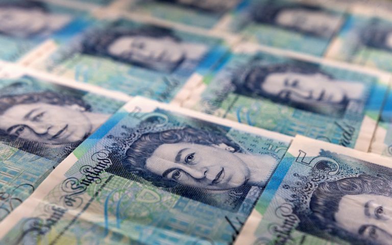 Βρετανία: Κατάρρευση για τη λίρα – Υποχώρησε σε ιστορικό χαμηλό έναντι του δολαρίου