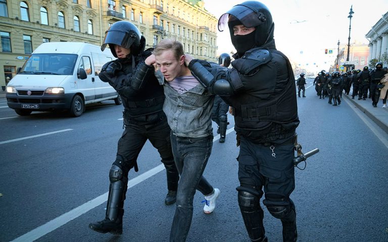 Ρωσία: Πιο βαριές ποινές για όσους αρνούνται να πολεμήσουν – 700 συλλήψεις διαδηλωτών