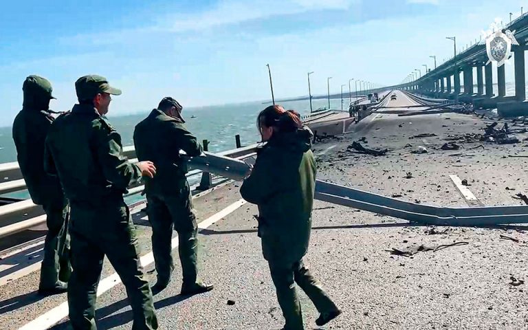 Γέφυρα του Κερτς: H Oυκρανία βλέπει «ρωσικό δάκτυλο» πίσω από την έκρηξη