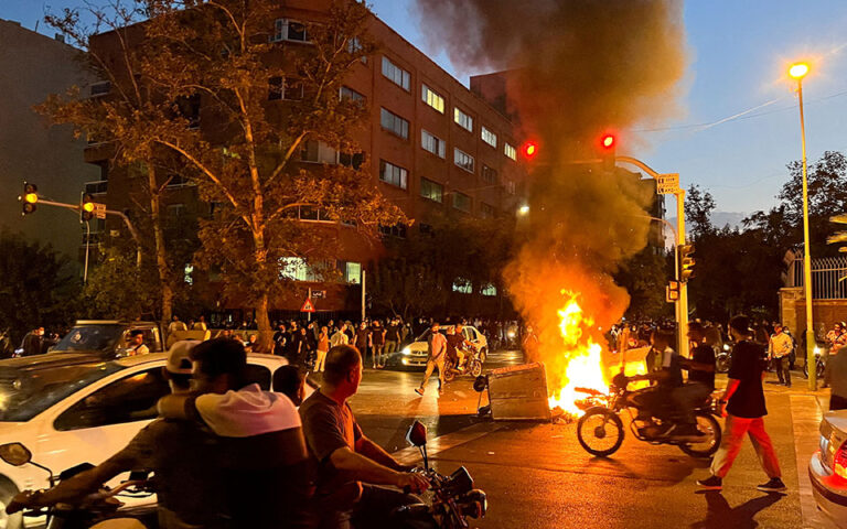 Ιράν: Διαδηλώσεις παρά τις απειλές – 284 νεκροί – Διώξεις σε 1.000 ανθρώπους