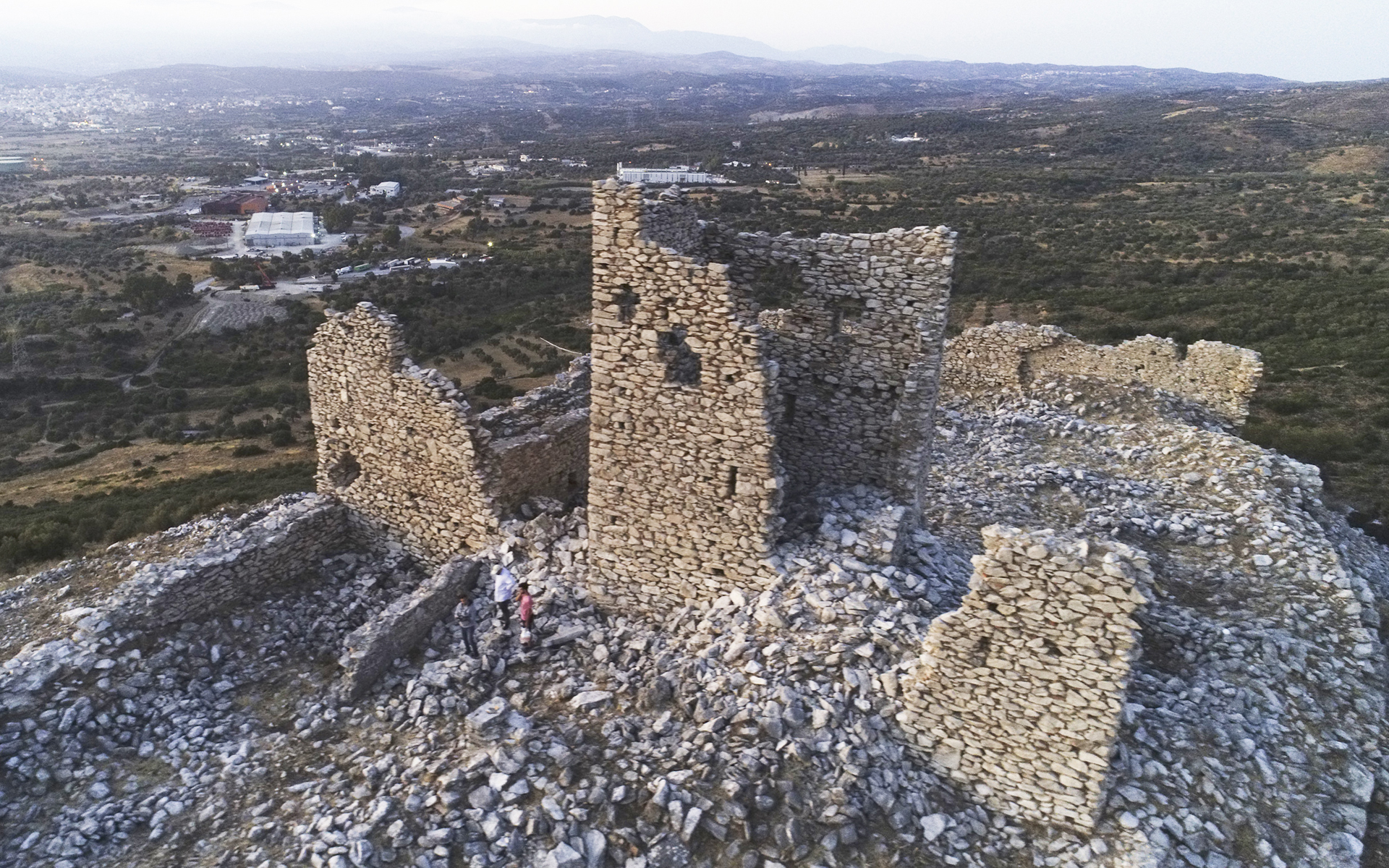 αρωγός-στην-αρχαιολογική-σκαπάνη-562158637