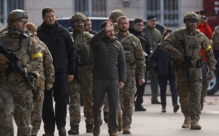 Στη Χερσώνα ο Ζελένσκι – Ευχαρίστησε τους συμμάχους της Ουκρανίας