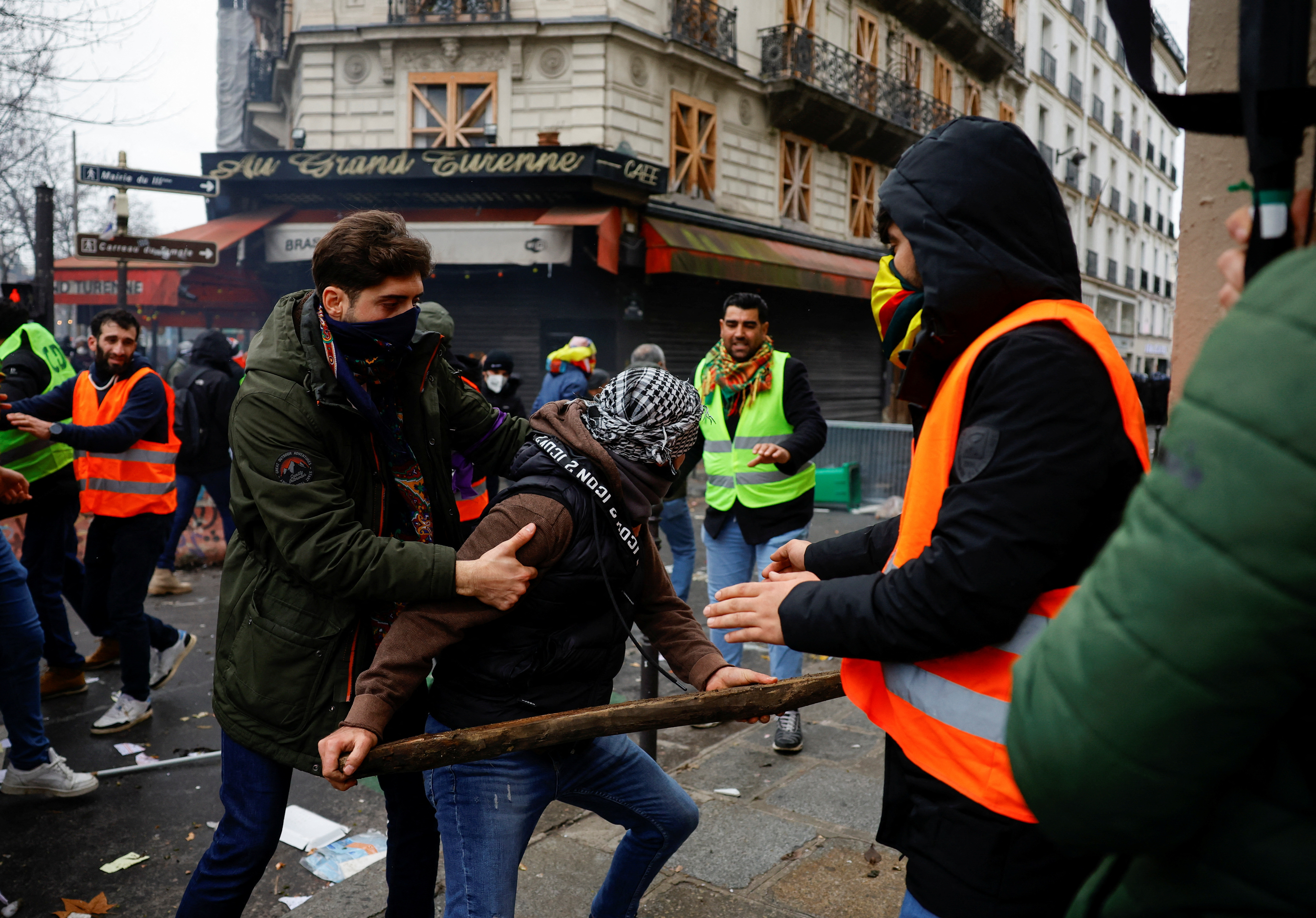 Πυροβολισμοί στο Παρίσι: Συγκέντρωση διαμαρτυρίας – «Η κουρδική κοινότητα φοβάται»-2
