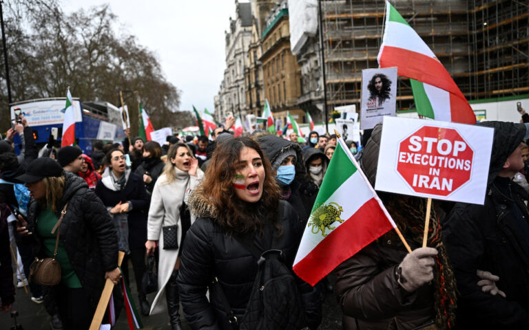 Βρετανία – Ιράν: «Συγκρούονται» με φόντο την εκτέλεση του Αλιρεζά Ακμπαρί