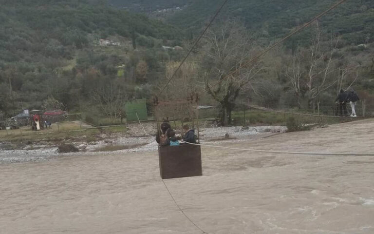  Εισαγγελική παρέμβαση για την επικίνδυνη διέλευση μαθητών από τον Εύηνο