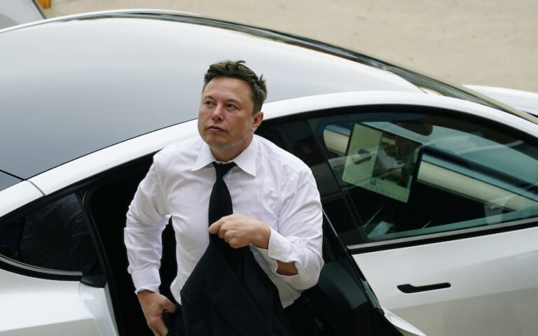 Μασκ: Πούλησε μετοχές της Tesla πριν ανακοινωθεί πως οι παραδόσεις οχημάτων ήταν χαμηλότερες από τις προβλέψεις