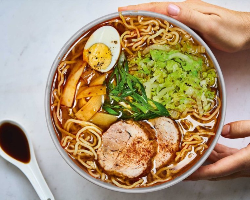 ιαπωνική-σούπα-shoyu-ramen-με-κινέζικο-λάχανο-562235959