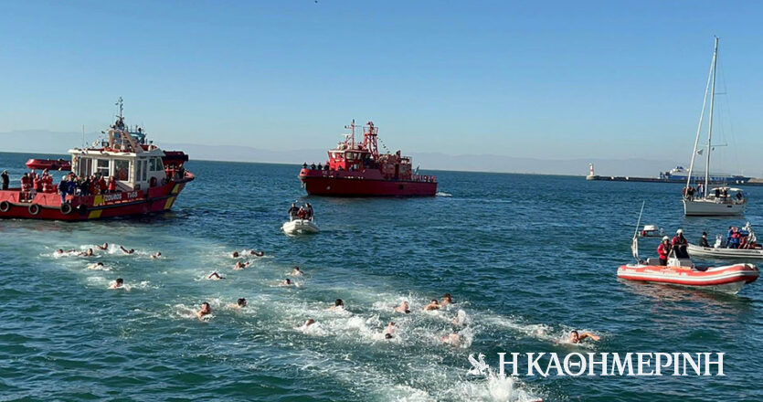 Θεσσαλονίκη: Με λαμπρότητα ο καθαγιασμός των Υδάτων και η ρίψη του Τιμίου Σταυρού στον Θερμαϊκό