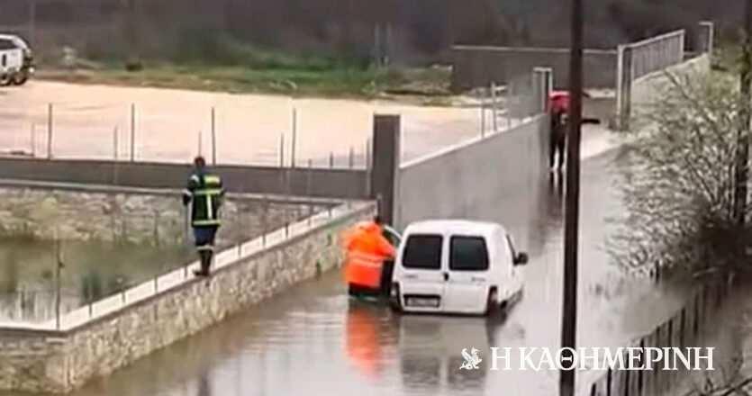 Ηγουμενίτσα: Πυροσβέστης απεγκλωβίζει οδηγό κουβαλώντας τον στην πλάτη (βίντεο)