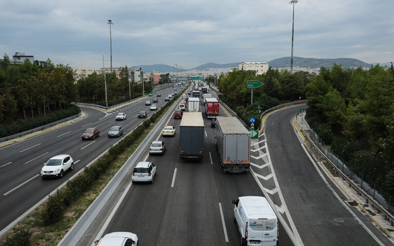  Σύγκρουση οχημάτων στην Αττική Οδό – Πού καταγράφονται προβλήματα