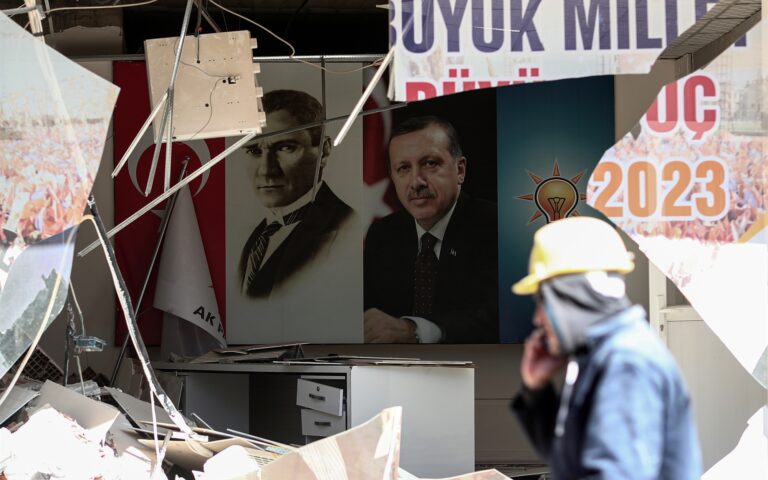 Τουρκία: Αναβολή των εκλογών λόγω σεισμού πρότεινε στέλεχος του ΑΚΡ