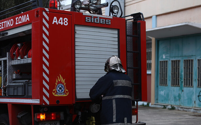 Yπό έλεγχο η πυρκαγιά σε διαμέρισμα στο Ιλιον – Απεγκλωβίστηκαν πέντε άτομα