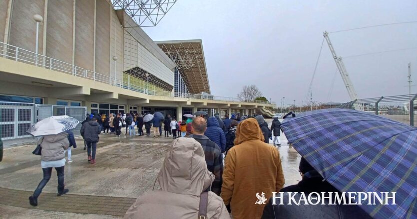 Davis Cup: Κοσμοσυρροή στο ΟΑΚΑ για Τσιτσιπά, παρά την κακοκαιρία