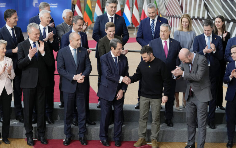 Βρυξέλλες: Στην «οικογενειακή φωτογραφία» όλοι οι ηγέτες χειροκρότησαν τον Ζελένσκι, εκτός από τον Ορμπαν