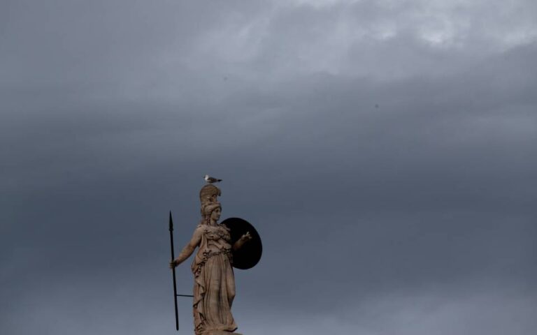  Νεφώσεις με πιθανότητα τοπικών βροχών τη Δευτέρα