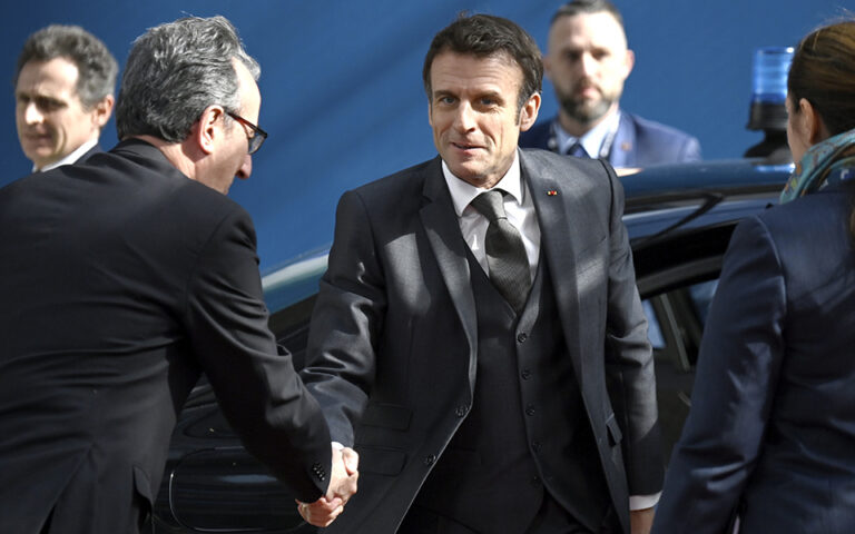 Η «διακριτική» άφιξη του Μακρόν στην ευρωπαϊκή σύνοδο κορυφής, ενώ η Γαλλία «φλέγεται»