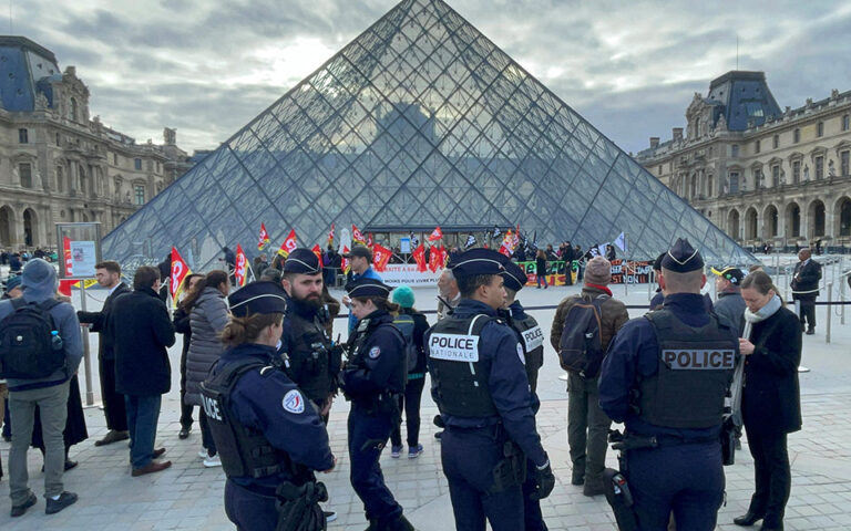 Γαλλία – Συνταξιοδοτικό: Διαδηλωτές απέκλεισαν το Μουσείο του Λούβρου