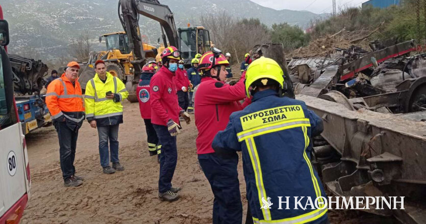 Τραγωδία στα Τέμπη: «Νιώσαμε ότι βγάζουμε τα παιδιά μας» λένε διασώστες στην «Κ»