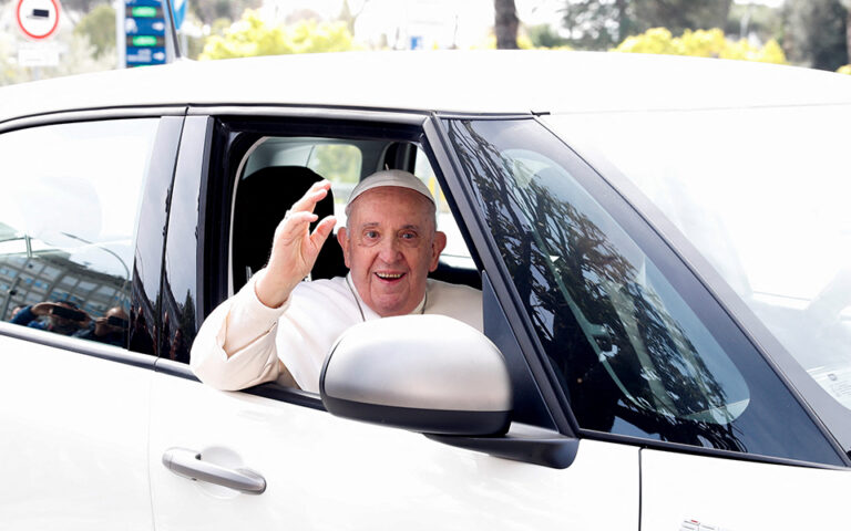 «Είμαι ακόμη ζωντανός»: Ο Πάπας Φραγκίσκος έλαβε εξιτήριο από το νοσοκομείο