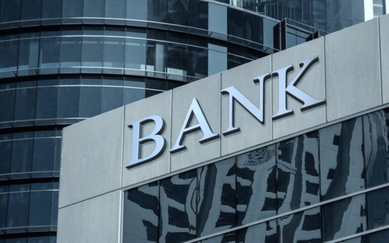 Μικρός ο αντίκτυπος για τις τράπεζες από το «πάγωμα» επιτοκίων