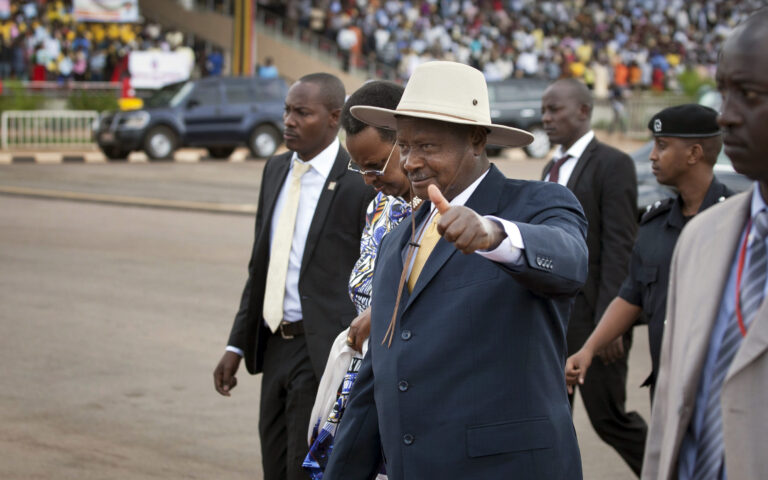 Ο πρόεδρος της Ουγκάντα καλεί την Αφρική να «σώσει τον κόσμο από την ομοφυλοφιλία»