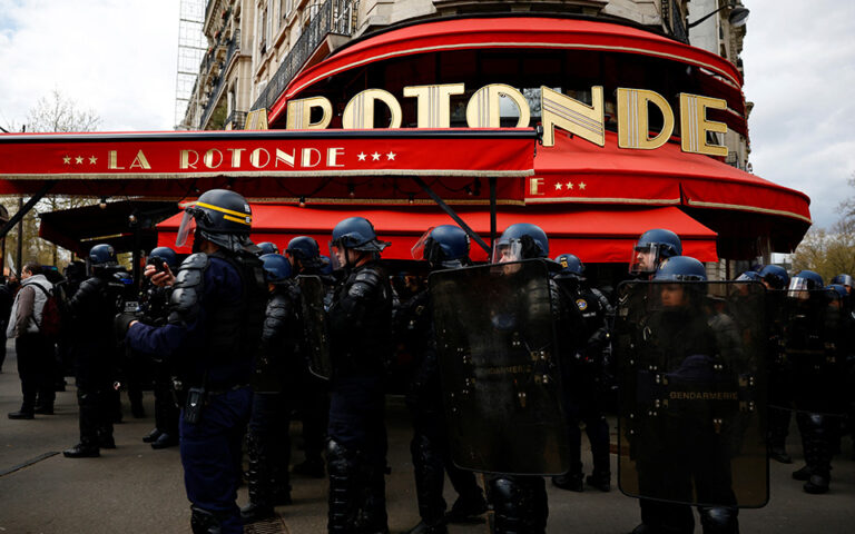 Γαλλία: Οι διαδηλωτές έβαλαν φωτιά στην «αγαπημένη» μπρασερί του Μακρόν