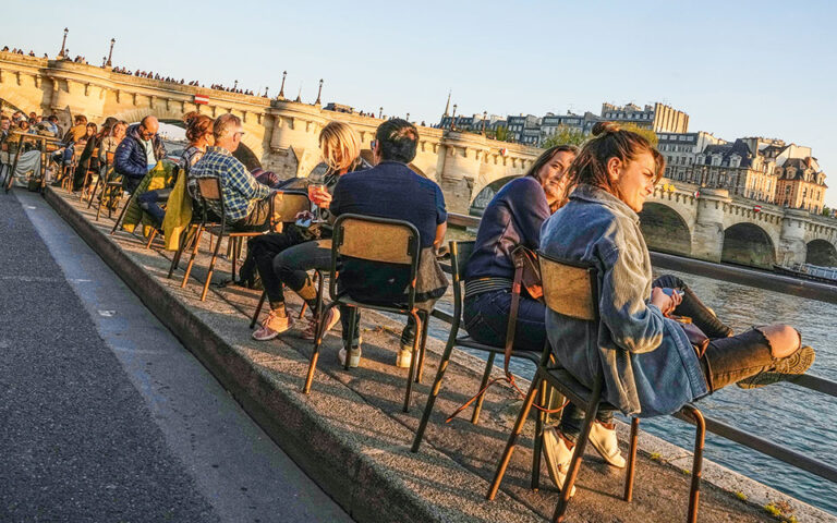  Δεν πτοούνται από διαδηλώσεις