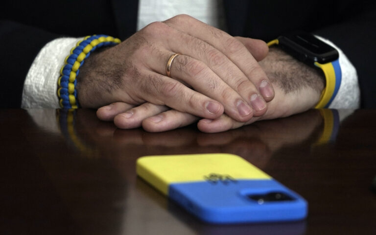 Ουκρανοί και Ρώσοι διπλωμάτες πιάστηκαν στα χέρια για την ουκρανική σημαία σε σύνοδο κορυφής