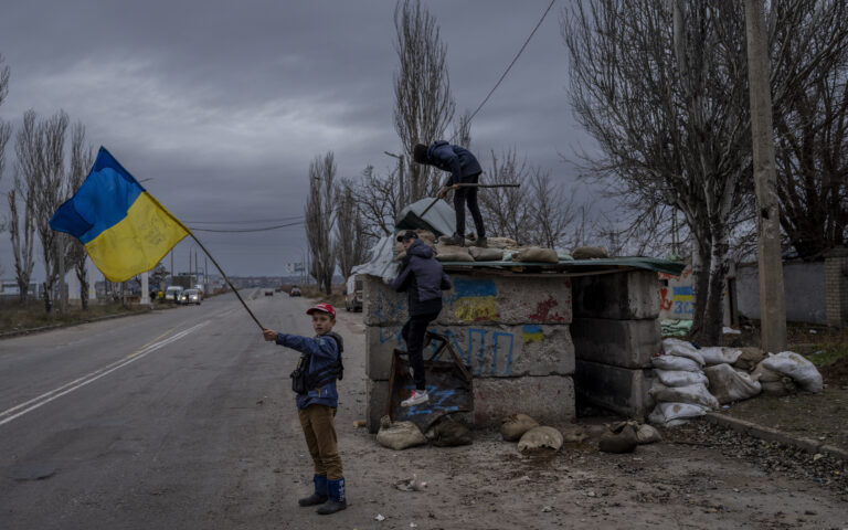 Ουκρανία: Κάτοικοι της Χερσώνας φεύγουν από την πόλη ενόψει μιας πιθανής κλιμάκωσης των συγκρούσεων