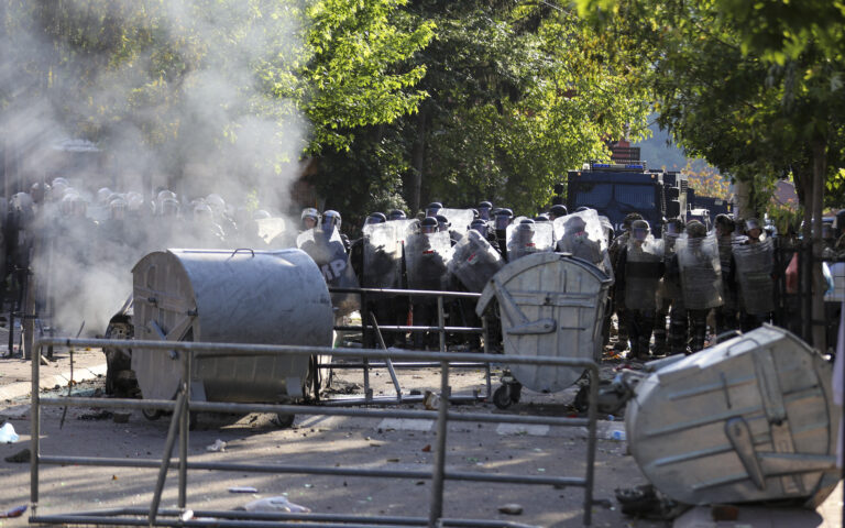 Κόσοβο: Επεισόδια στην πόλη Ζβέτσαν –  Δύο διαδηλωτές τραυματίστηκαν από πυρά