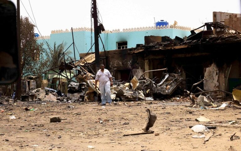 Σουδάν: Ο Τζο Μπάιντεν απειλεί με κυρώσεις αν δεν σταματήσει η σύρραξη