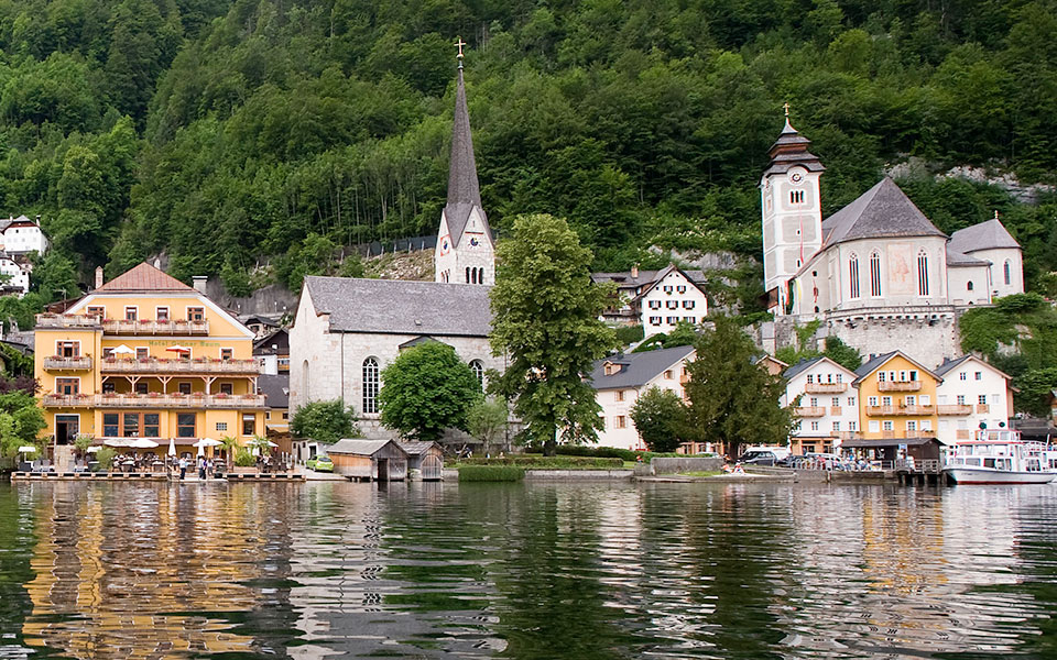 Χωριό της Αυστρίας ύψωσε φράχτη για να «κρυφτεί» από τους τουρίστες-1