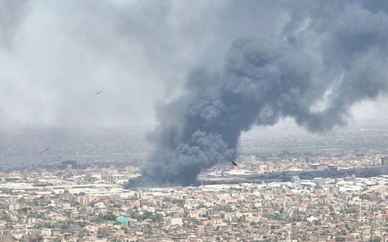 Σουδάν: Ενας μήνας εχθροπραξιών δίχως φως στον ορίζοντα – Σε συνεχή φόβο ζουν οι άμαχοι
