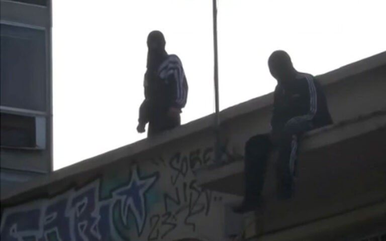 Θεσσαλονίκη: Στο αυτόφωρο οι δύο νεαροί που προκάλεσαν φωτιά και εγκλωβίστηκαν σε ταράτσα κτιρίου