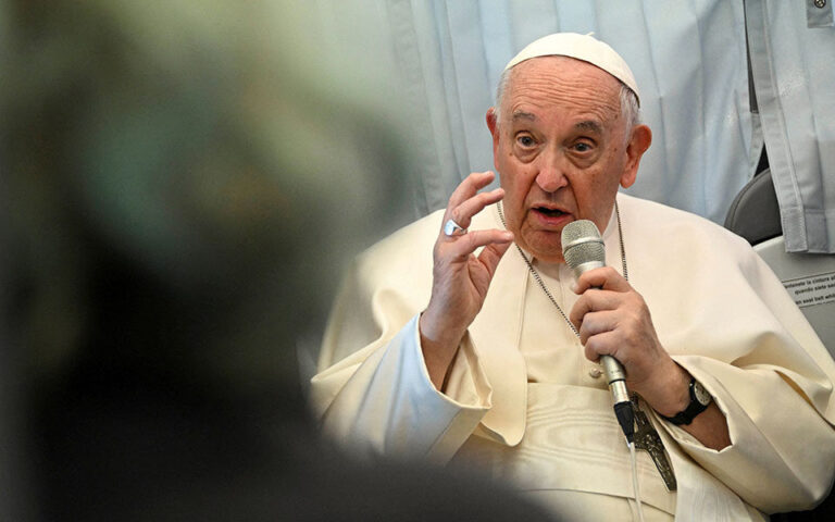 Πόλεμος στην Ουκρανία: Το Κρεμλίνο δηλώνει «άγνοια» για την ειρηνευτική πρωτοβουλία του πάπα Φραγκίσκου