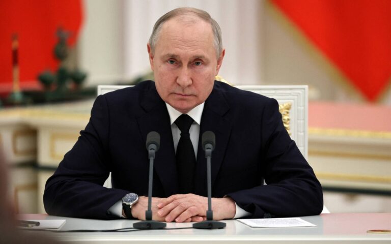 Economist: Ο ταπεινωμένος Πούτιν, αντιμέτωπος με έναν διπλό «πονοκέφαλο»