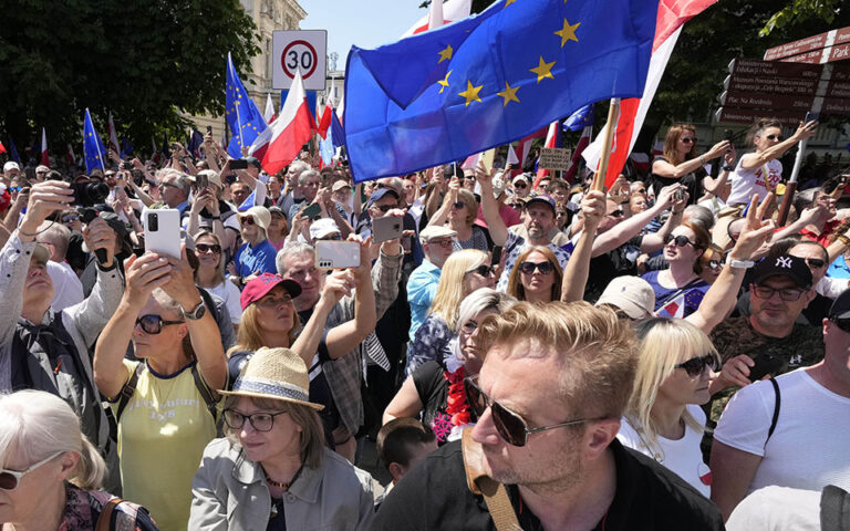 Πολωνία: Μεγάλη αντικυβερνητική διαδήλωση στη Βαρσοβία