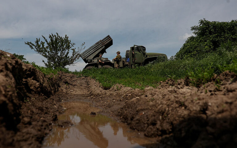 Ρωσία: «Ουκρανικός βομβαρδισμός» σε χωριά της περιφέρειας Κουρσκ – Φωτιά σε διυλιστήριο στο Κρασνοντάρ