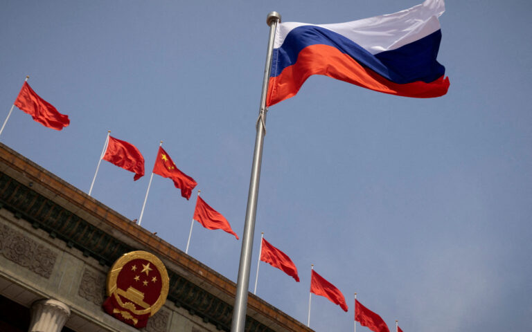 Politico: Η Κίνα στέλνει κρυφά στρατιωτικό εξοπλισμό στη Ρωσία