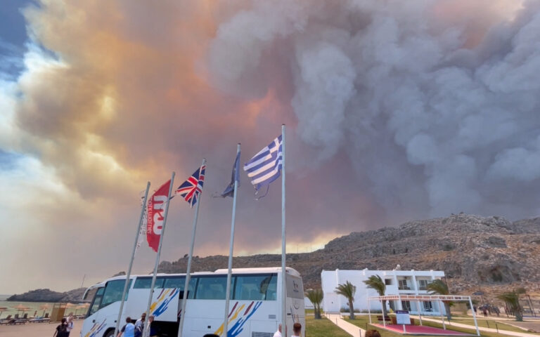 Meteo για Ρόδο: Οι λόγοι πίσω από την «έκρηξη» της πυρκαγιάς