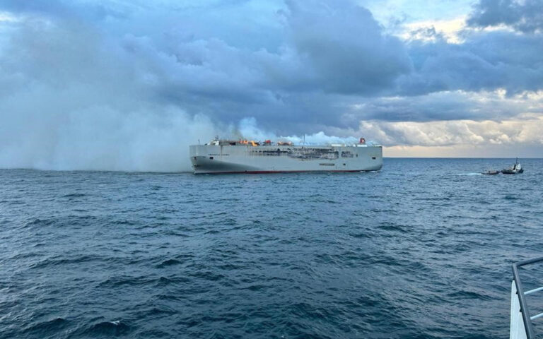 Γερμανία – Ολλανδία: Κίνδυνος περιβαλλοντικής καταστροφής εάν βυθιστεί το φορτηγό πλοίο