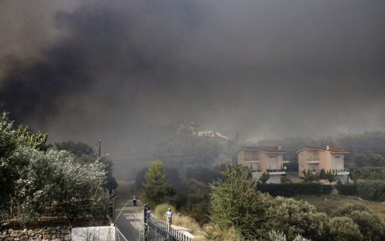 Φωτιές στις πόλεις: «Στις ακραίες συνθήκες δεν είμαστε ασφαλείς πουθενά»