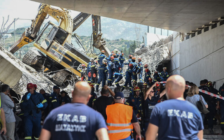 Κατάρρευση γέφυρας στην Πάτρα – Αναφορές για έναν νεκρό και πολλούς τραυματίες