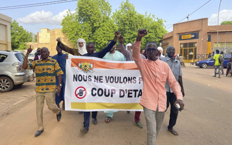 Nίγηρας: Η χούντα υποστηρίζει ότι η Γαλλία σχεδιάζει να απελευθερώσει τον ανατραπέντα πρόεδρο