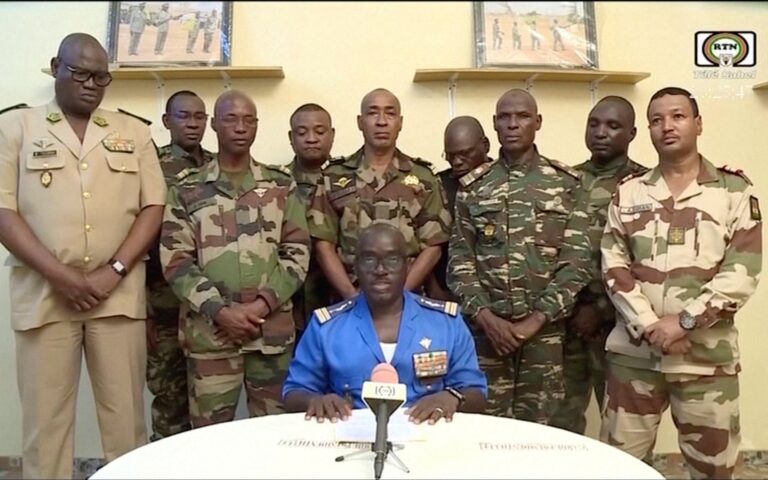 Πραξικόπημα στον Νίγηρα: Στρατιωτικοί ανέτρεψαν τον πρόεδρο Μπαζούμ