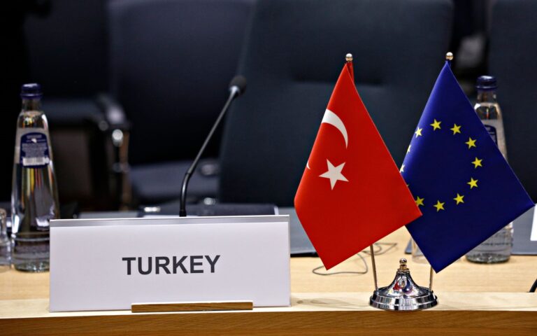 Κομισιόν προς Ερντογάν: Κανείς δεν μπορεί να συνδέει τις διαδικασίες διεύρυνσης Ε.Ε. και ΝΑΤΟ